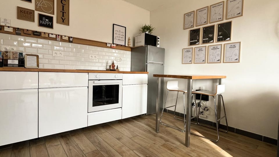 Kitchen or kitchenette, Dining area, microwave, oven, pet friendly, stove, toaster