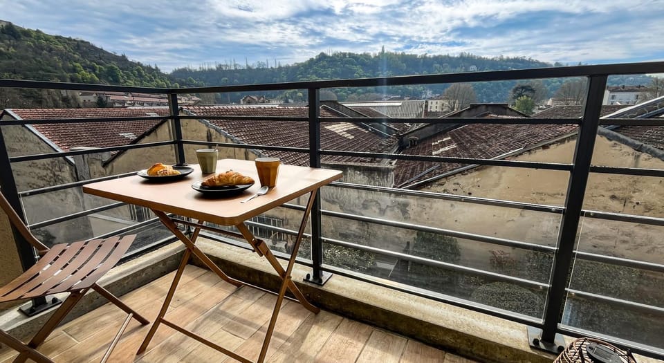 Natural landscape, View (from property/room), Balcony/Terrace, Dining area, Mountain view