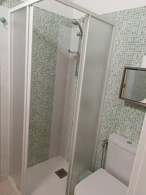 Shower, Toilet