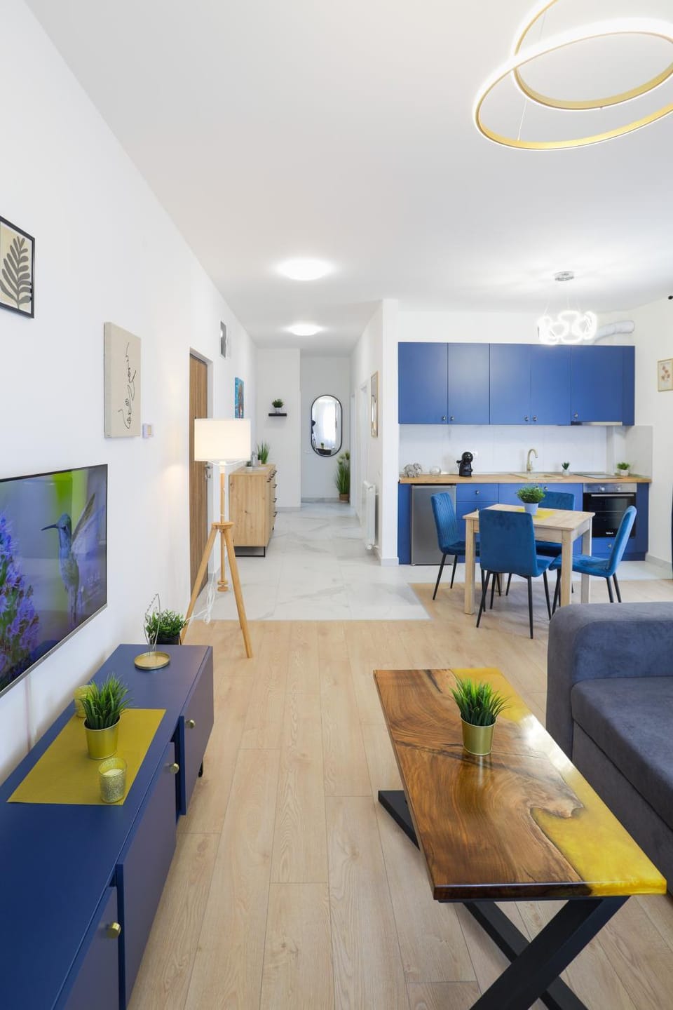 TV and multimedia, Kitchen or kitchenette, Living room, Seating area, Dining area