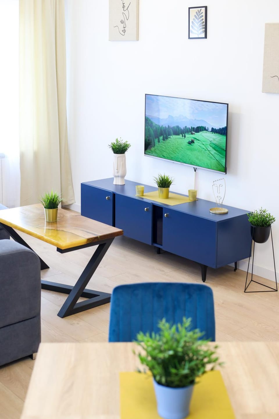 TV and multimedia, Living room, Seating area, Evening entertainment