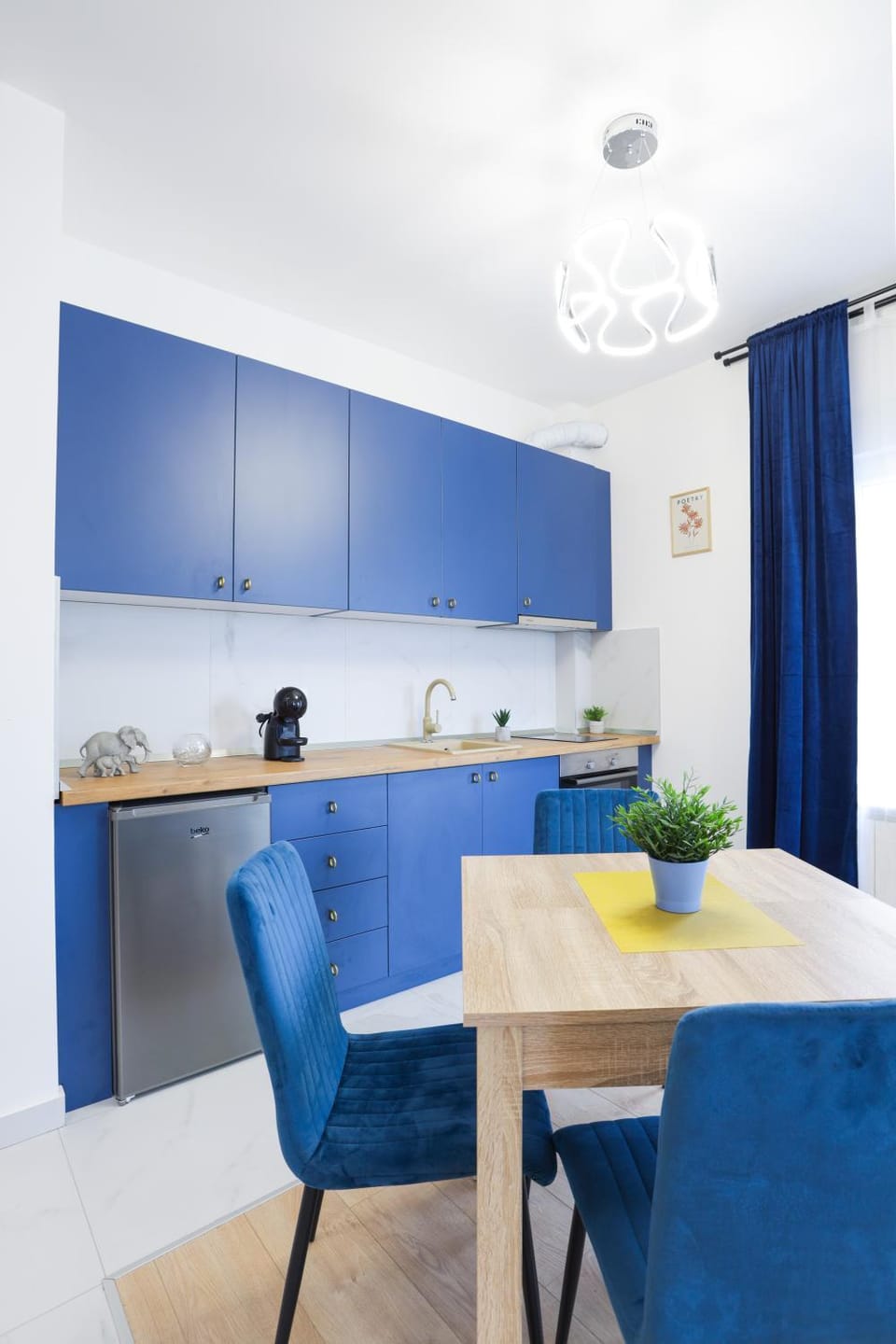 Kitchen or kitchenette, Seating area, Dining area, minibar, pet friendly, stove