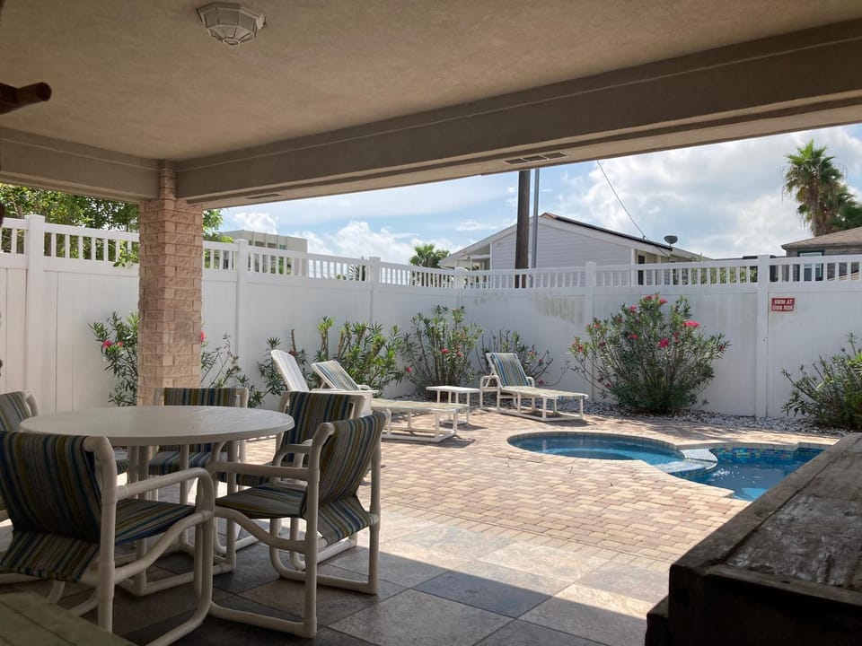 Relaxing Oasis Private House with Pool House in South Padre Island