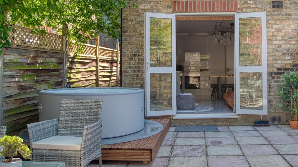 Garden, Hot Tub