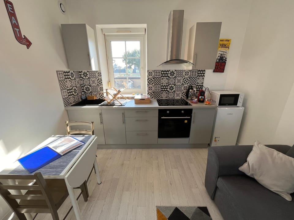 Kitchen or kitchenette, Dining area, oven, stove