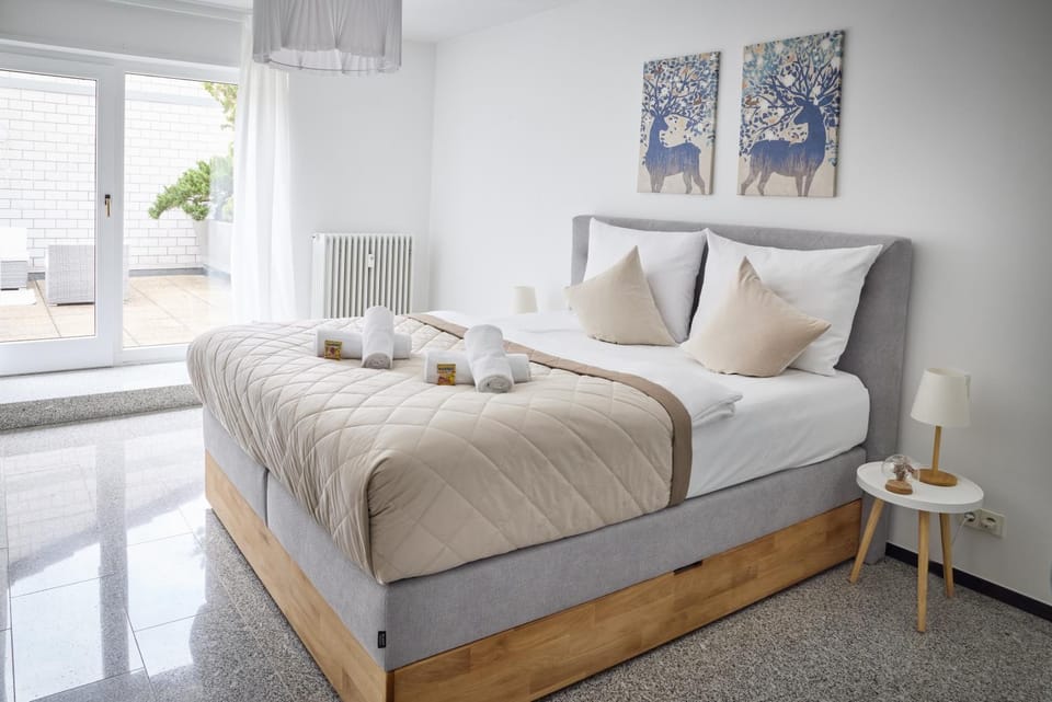 Bed, Bedroom, Pets, Sunset, internet, pet friendly, wardrobe