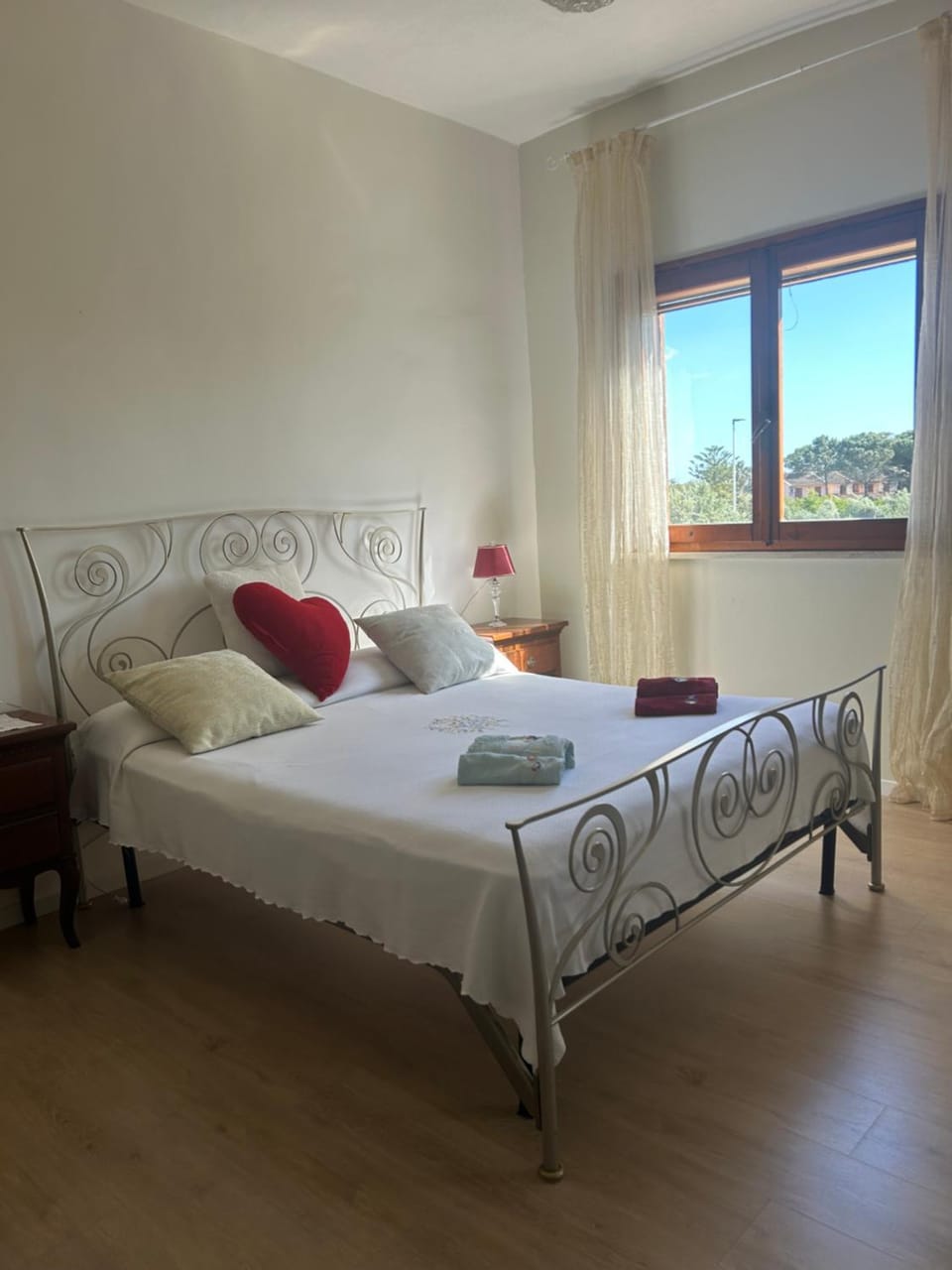 Bed, Bedroom, towels