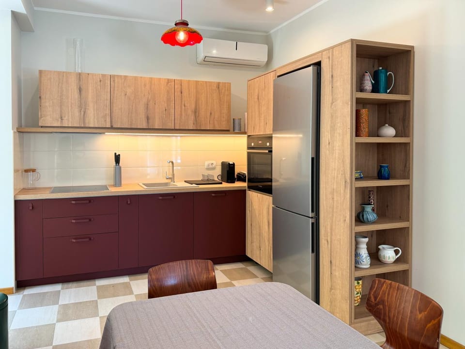Coffee/tea facilities, Kitchen or kitchenette, dishwasher, oven, stove, kitchen