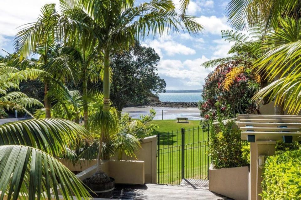Beachside Bliss Castor Bay - Holiday by the Beach Apartment in Auckland