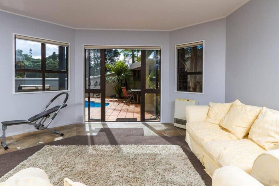 Beachside Bliss Castor Bay - Holiday by the Beach Apartment in Auckland