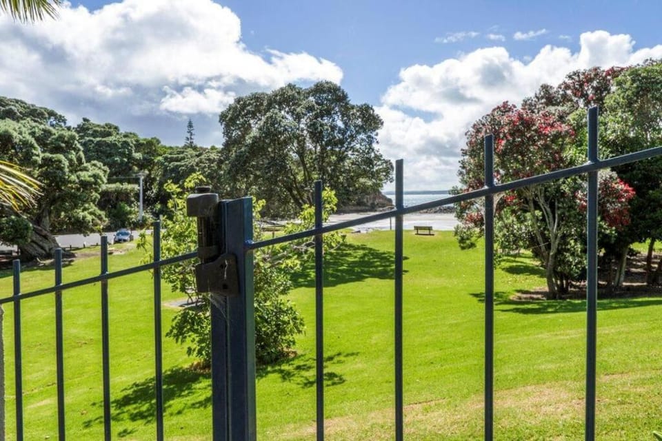 Beachside Bliss Castor Bay - Holiday by the Beach Apartment in Auckland