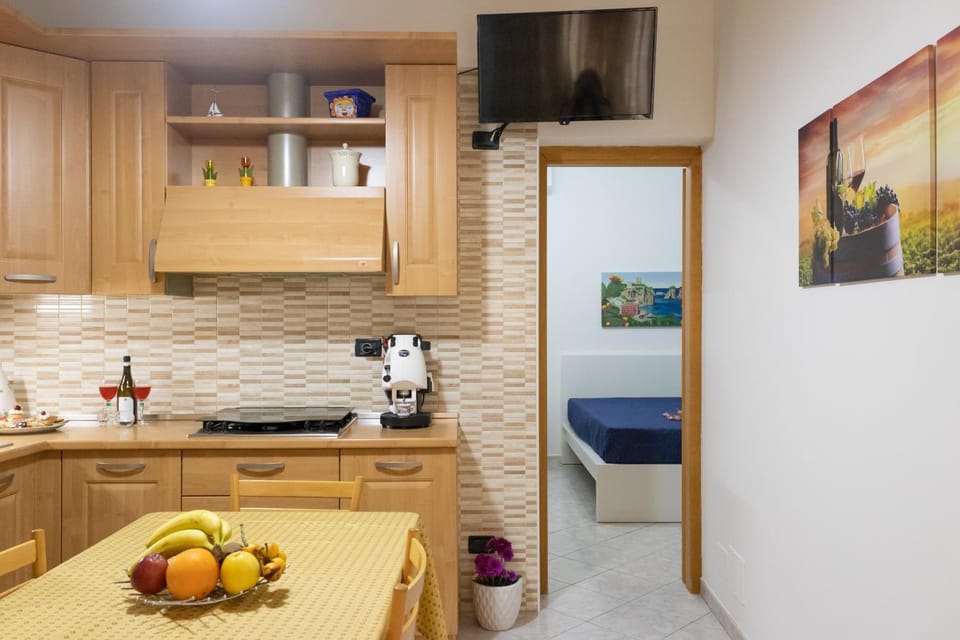 TV and multimedia, Kitchen or kitchenette, Photo of the whole room, Dining area, oven