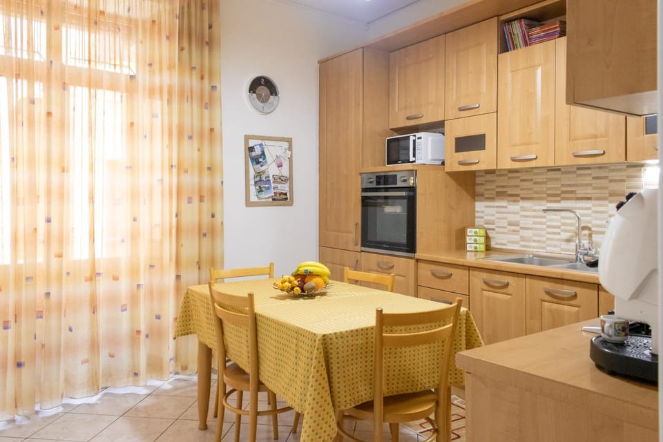 Kitchen or kitchenette, Dining area, oven, pet friendly, stove