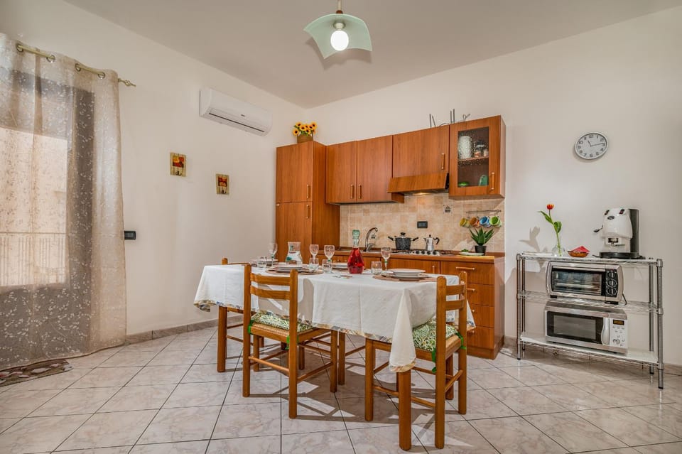 Kitchen or kitchenette, Dining area, pet friendly, stove, air conditioner