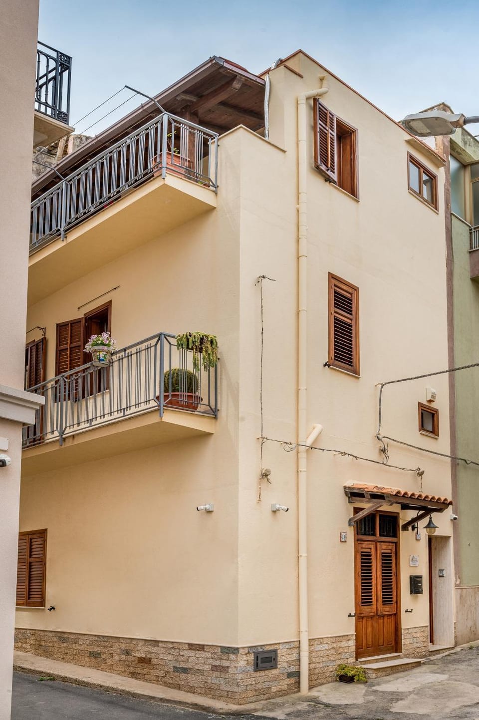 Property building, Neighbourhood, Balcony/Terrace, Street view