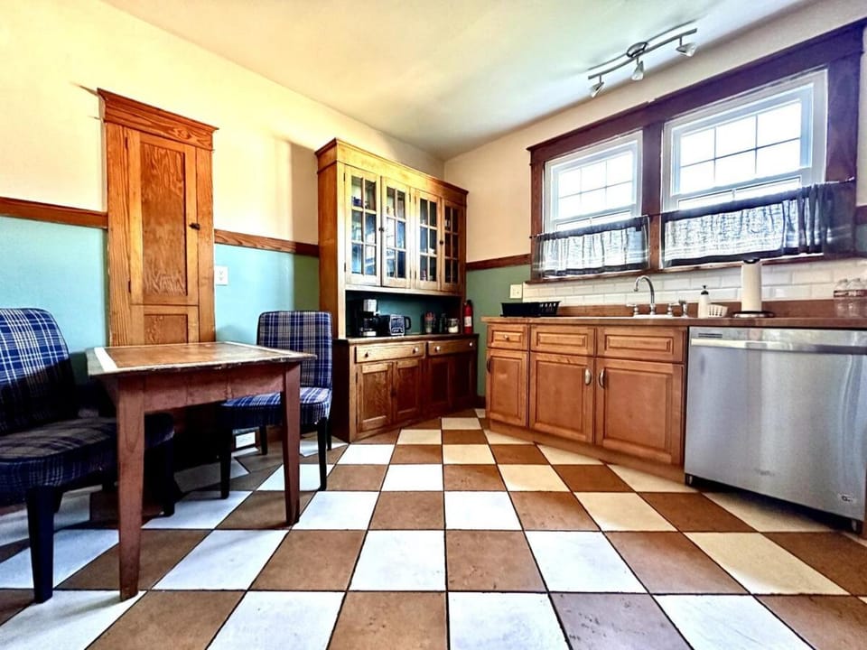 Kitchen or kitchenette, Dining area, dishwasher, oven, stove