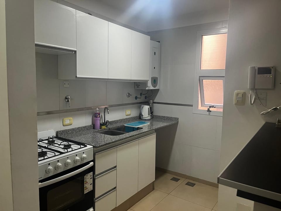 Kitchen or kitchenette, minibar
