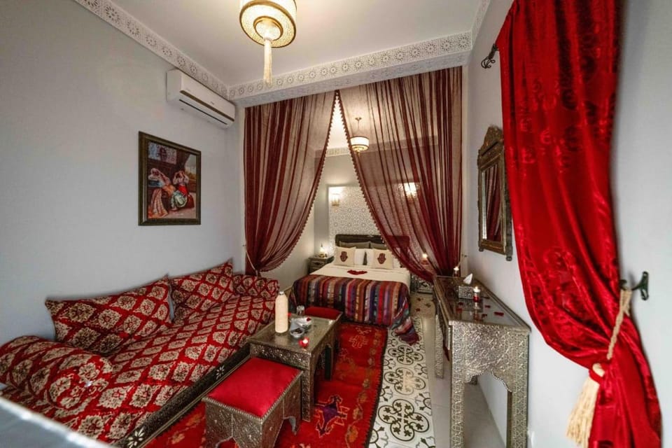 Photo of the whole room, Bedroom, air conditioner