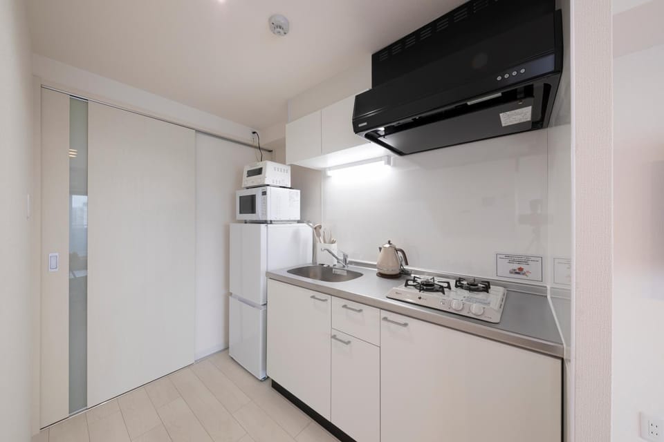 Kitchen or kitchenette, minibar