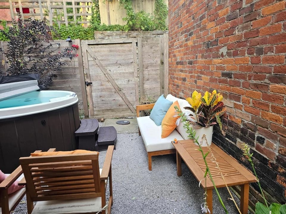 Hot Tub, Seating area