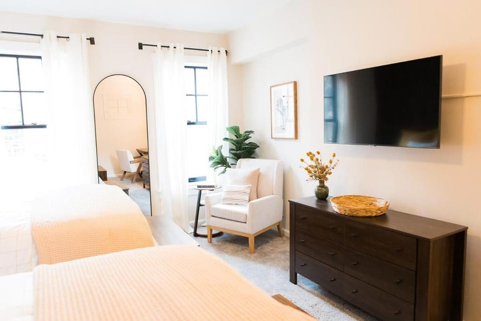 TV and multimedia, Seating area, Bedroom