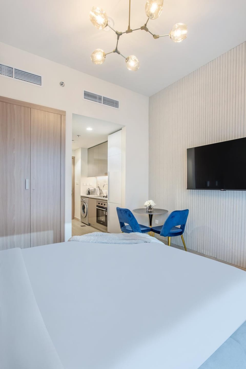 Lux-Furnished Stu Couple-Friendly Near Downtown Apartment in Dubai