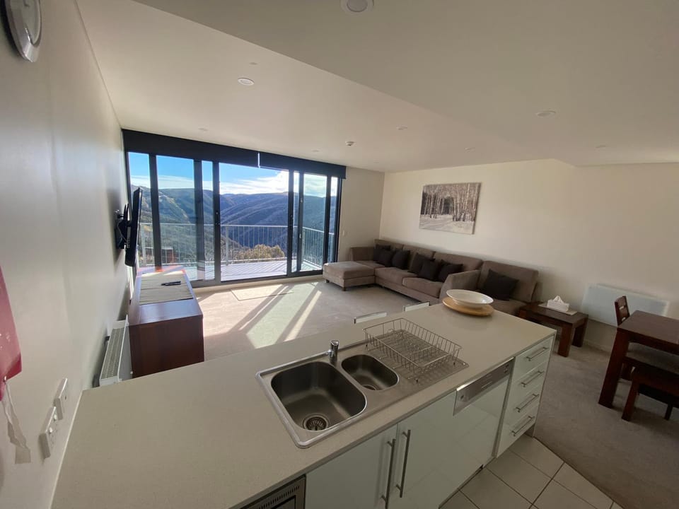 Kitchen or kitchenette, Seating area, stove