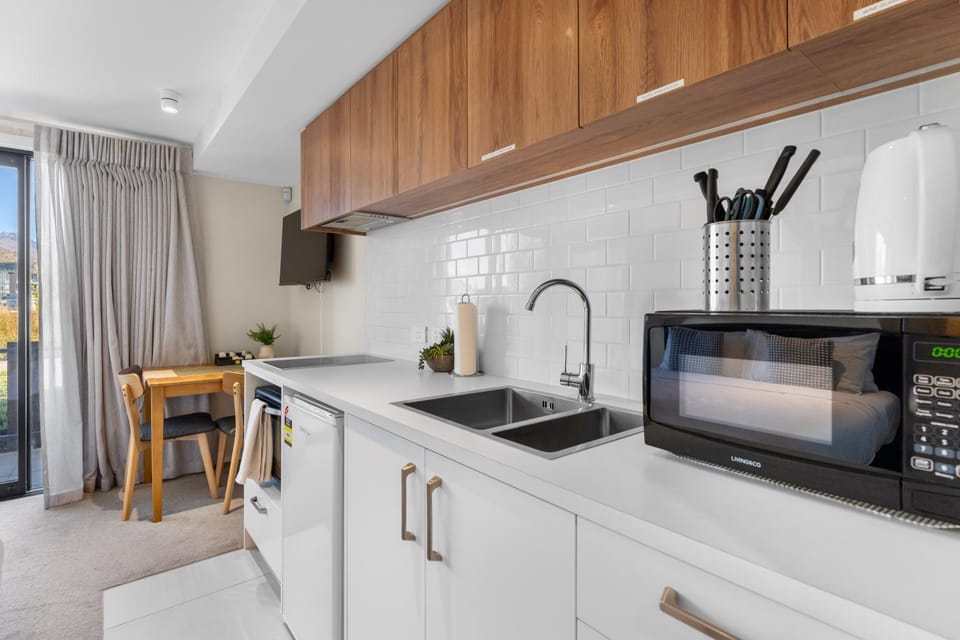 Kitchen or kitchenette, microwave, minibar