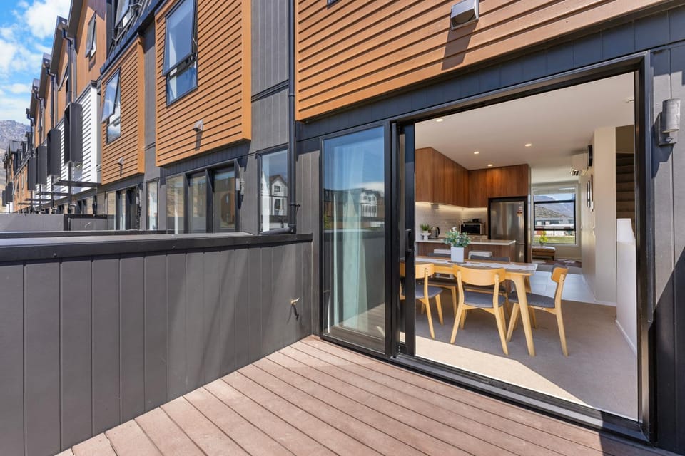 Property building, Balcony/Terrace, Living room, Seating area, Dining area