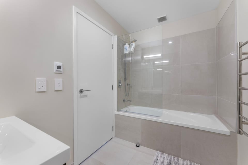 Shower, Toilet, Bathroom, Bath