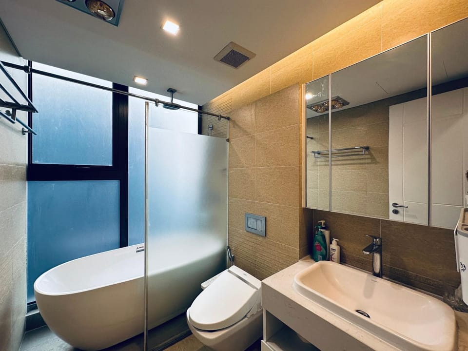 Shower, Toilet, Bathroom, Bath, bidet, towels
