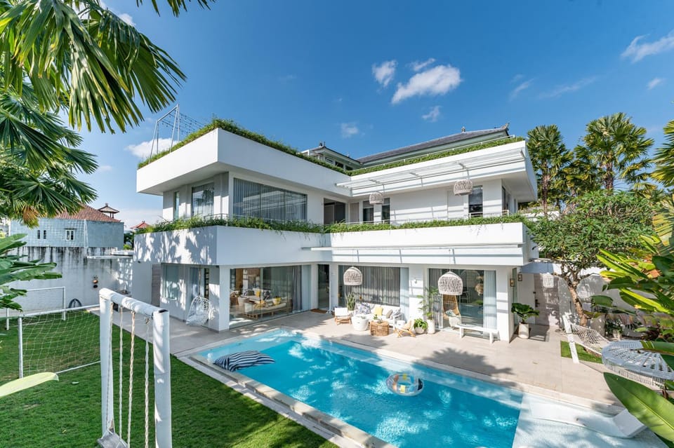Property building, Patio, Day, Garden, Pool view, Swimming pool, sunbed