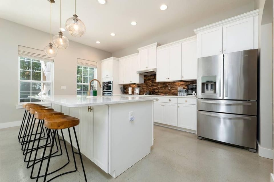 Kitchen or kitchenette, minibar