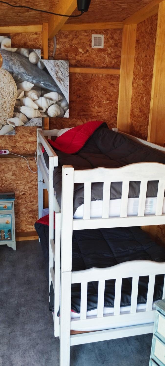 Bedroom, bunk bed