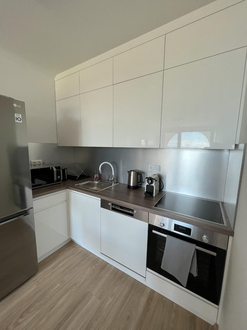 Coffee/tea facilities, Kitchen or kitchenette, dishwasher, oven, stove