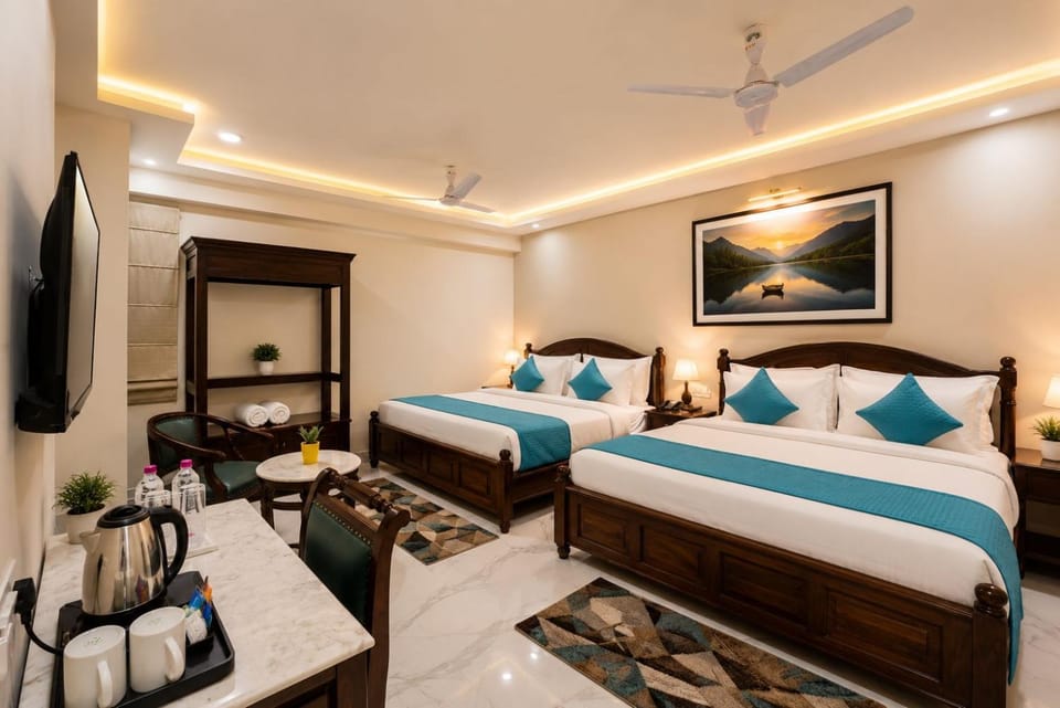 Bed, TV and multimedia, Living room, Photo of the whole room, Seating area, Bedroom, fireplace, air conditioner