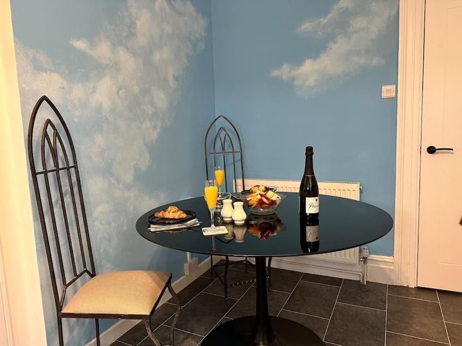 Seating area, Dining area