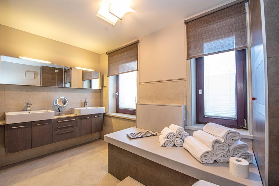 Bathroom, Kitchen or kitchenette, Photo of the whole room, towels