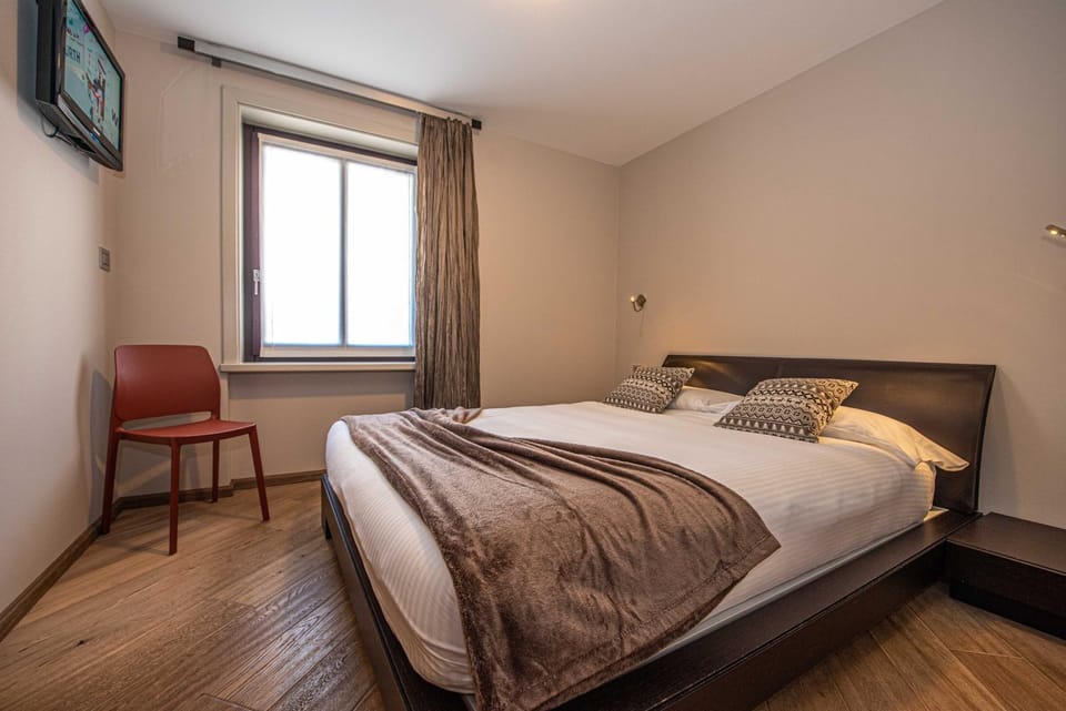 Bed, TV and multimedia, Photo of the whole room, Bedroom