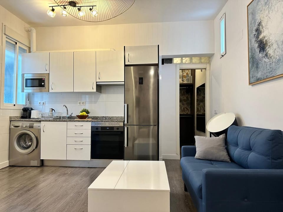 Coffee/tea facilities, Kitchen or kitchenette, Living room, microwave, oven, storage, stove, toaster, washing machine