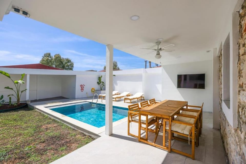 Property building, Communal lounge/ TV room, Seating area, Dining area, Swimming pool, sunbed