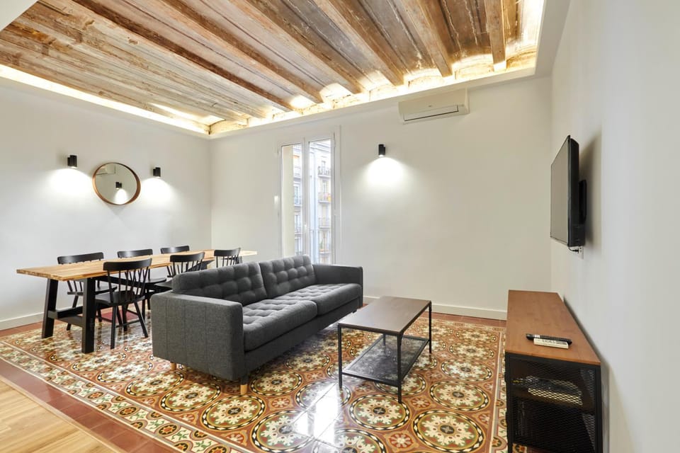 Comfortable apartment next to Apolo theater Apartment in Barcelona