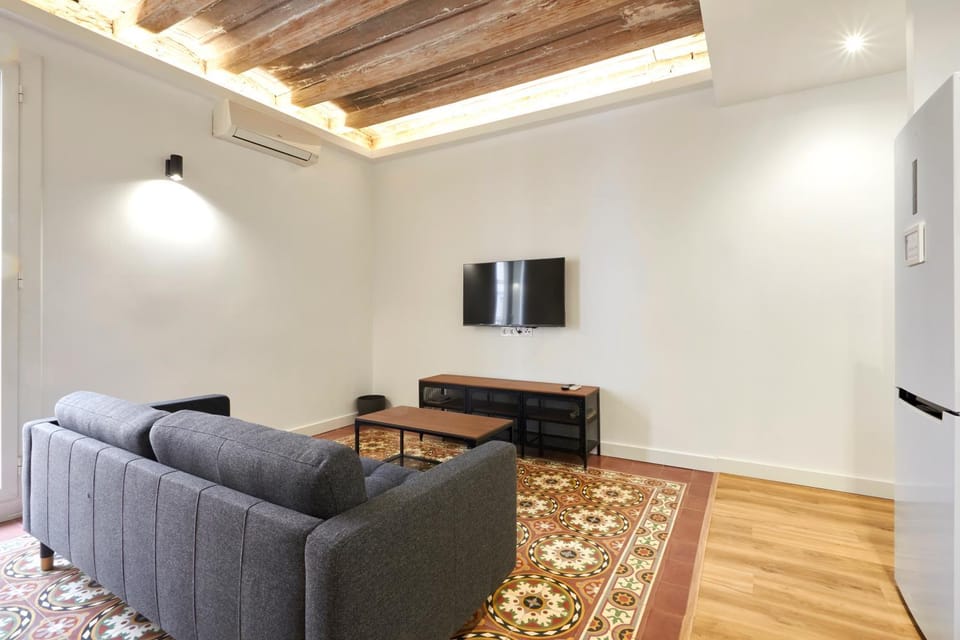 Comfortable apartment next to Apolo theater Apartment in Barcelona