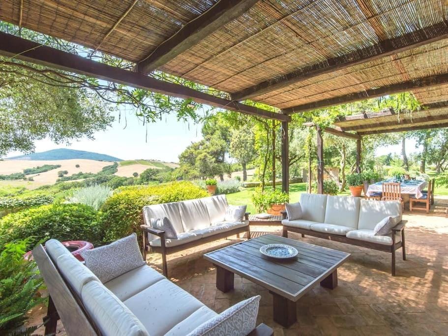 Patio, Day, Living room, Seating area, Garden view