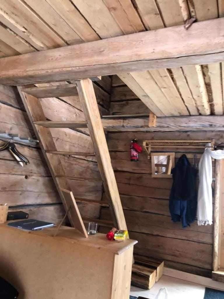 Gemütliche Blockhütte mit Außentoilette und Badezimmer im Haupthaus House in Norrbotten County, Sweden