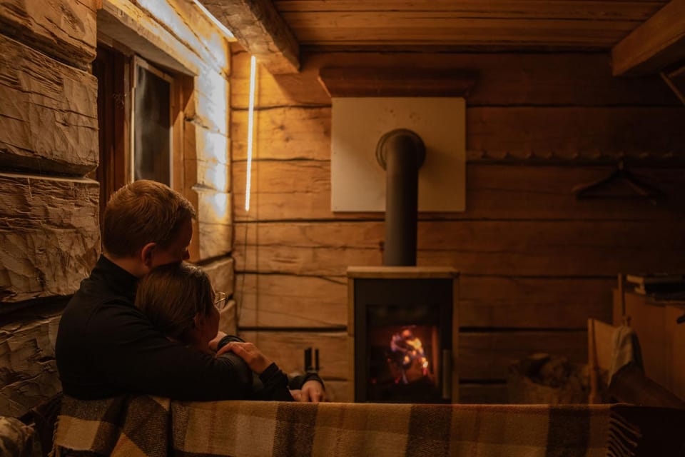 Gemütliche Blockhütte mit Außentoilette und Badezimmer im Haupthaus House in Norrbotten County, Sweden