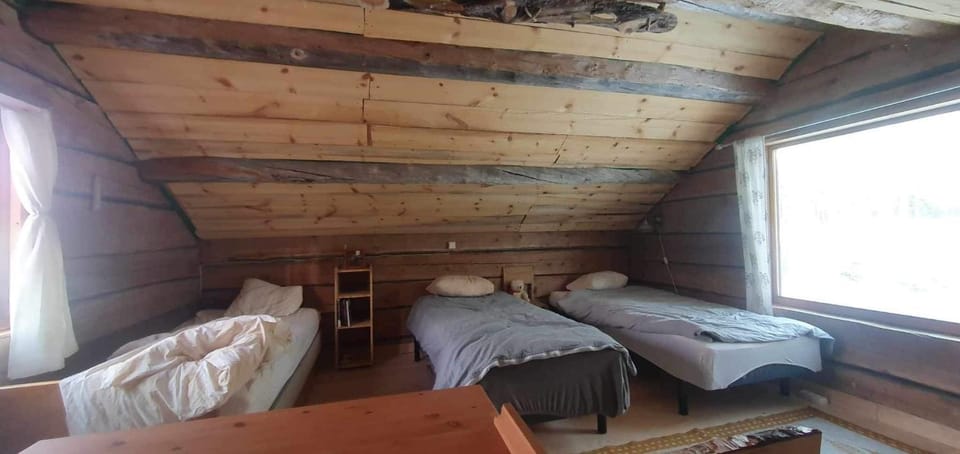 Gemütliche Blockhütte mit Außentoilette und Badezimmer im Haupthaus House in Norrbotten County, Sweden