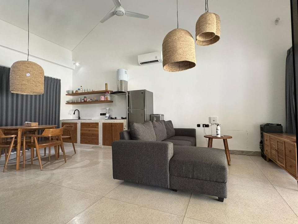 Kitchen or kitchenette, Living room, Seating area, Dining area