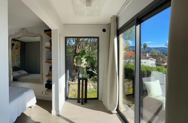 Appartement avec grand jardin et vue mer dans l'une des meilleures résidences avec piscine au cœur du village emblématique Saint-Jean-Cap-Ferrat Apartment in Saint-Jean-Cap-Ferrat