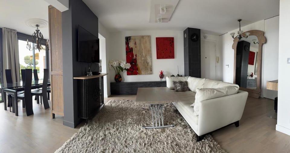 Appartement avec grand jardin et vue mer dans l'une des meilleures résidences avec piscine au cœur du village emblématique Saint-Jean-Cap-Ferrat Apartment in Saint-Jean-Cap-Ferrat